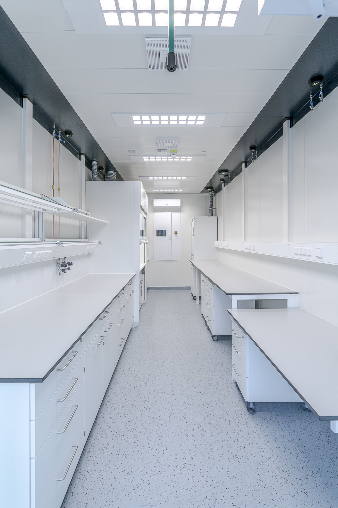 LABtoGO Innenansicht — vollausgestatteter Laborraum mit beidseitigen Arbeitsflächen und Zwischendecke