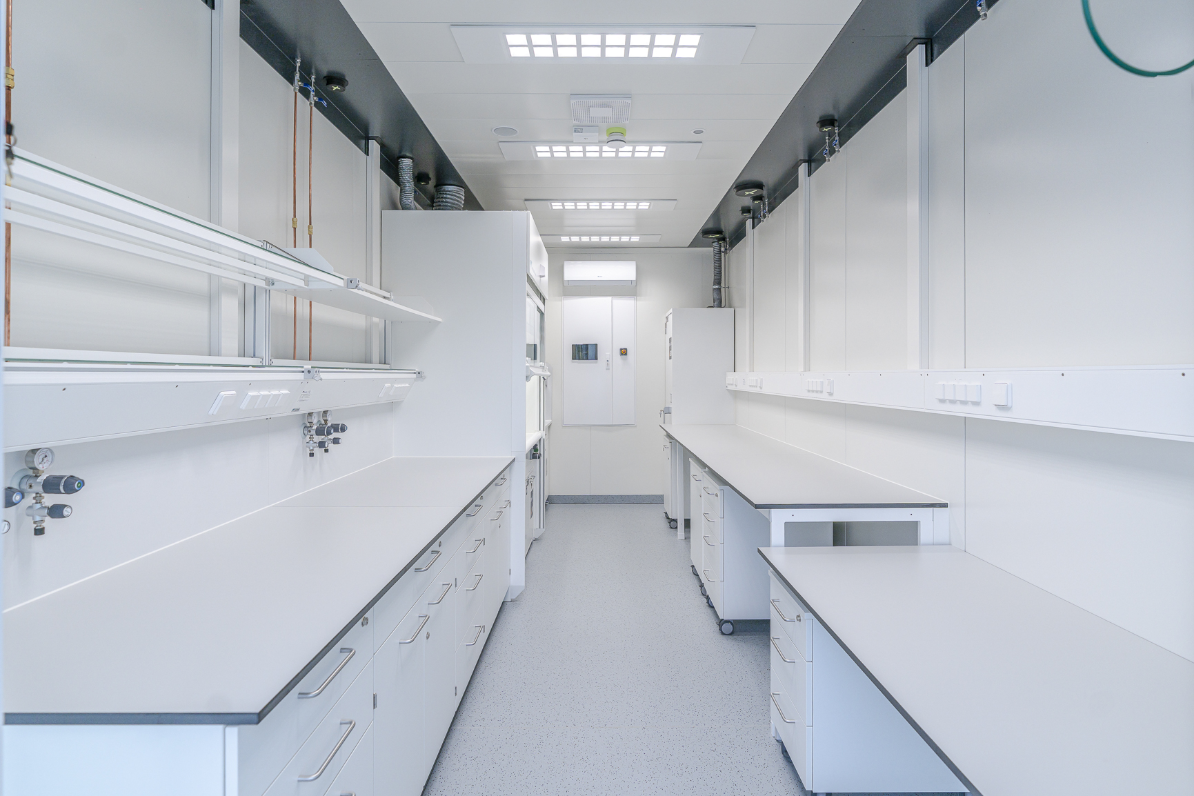 LABtoGO Labor-Innenansicht mit Blick auf modulare Labormöbel und Gasversorgung