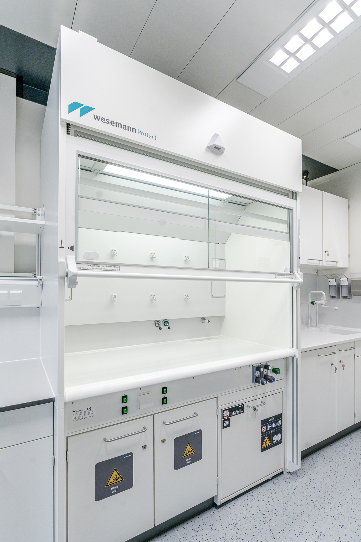 Wesemann Protect Laborabzug mit Gefahrstoffschränken im LABtoGO