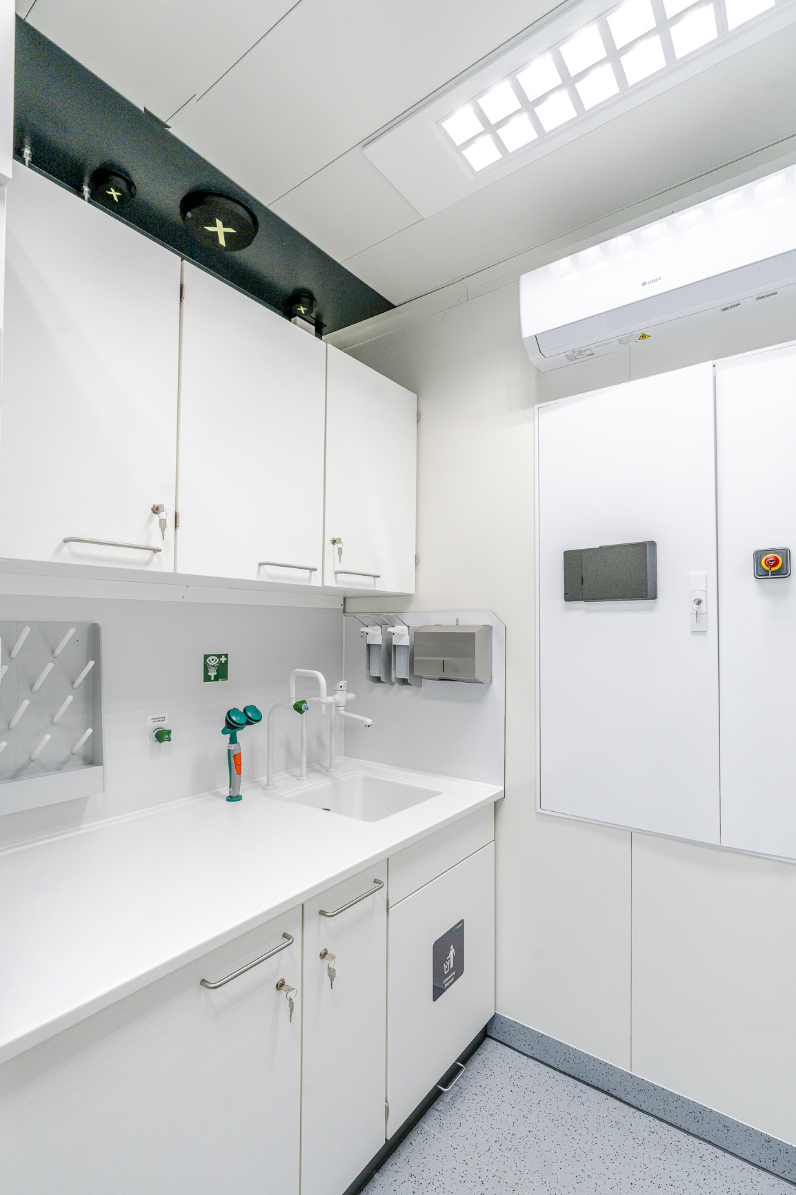 Waschbereich mit Augennotdusche, Handtuchspender und Erste-Hilfe-Ausstattung