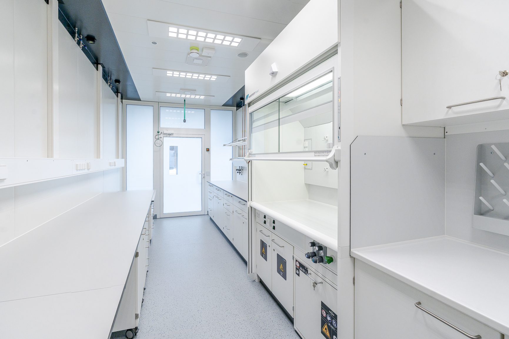 LABtoGO Gesamtansicht mit Wesemann Protect Abzug, Labormöbeln und verglaster Eingangstür