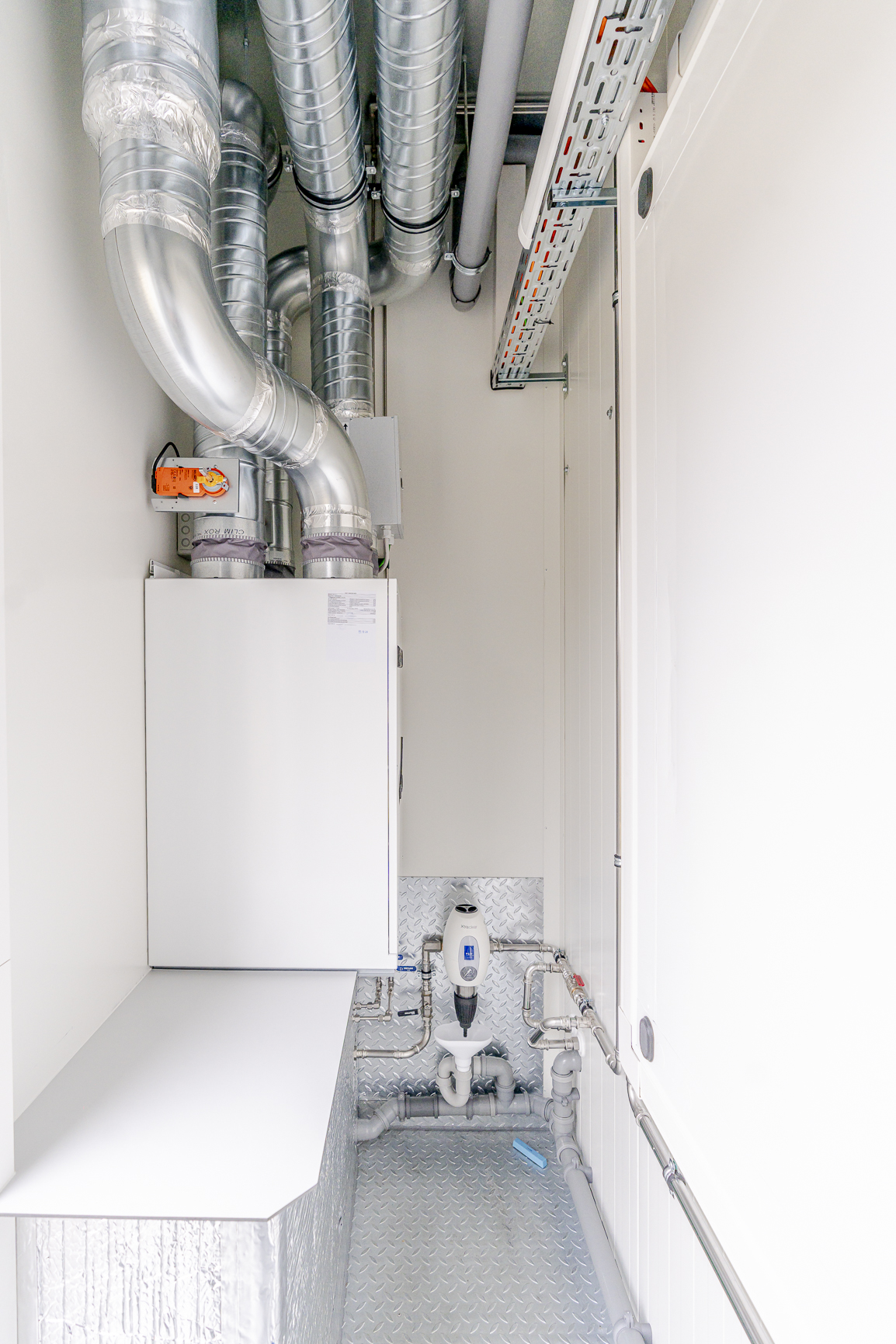 Technikraum mit RLT-Anlage, Lüftungskanälen und Wärmerückgewinnung